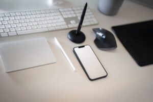 キーボード、マウス、ペンタブレットを置いたデスクのイメージ写真