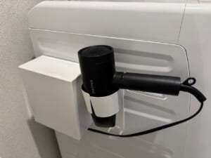 洗濯機の側面に取り付けたマグネットドライヤーホルダー